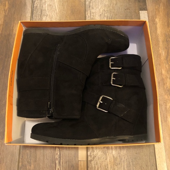 EUC!  Women’s Suede Wedge w/ functional zipper. - Picture 13 of 15